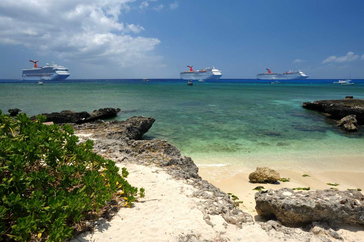carnival cruise ships anchored grand cayman
