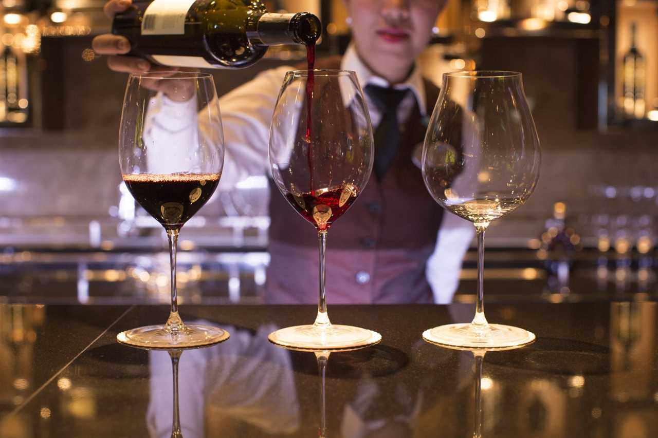 wine pouring bartender norwegian cruise line
