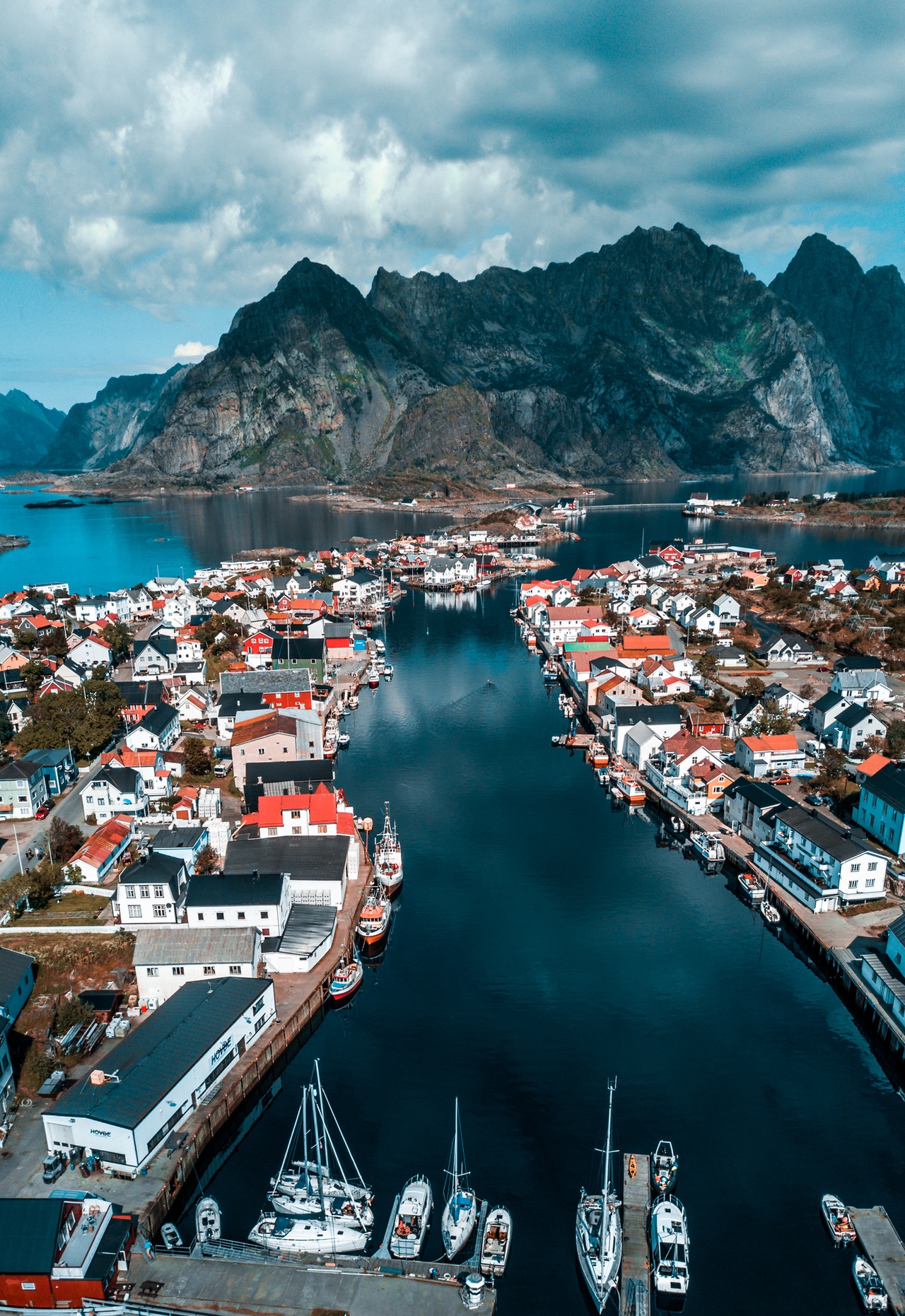 beautiful houses in Norway on the lake